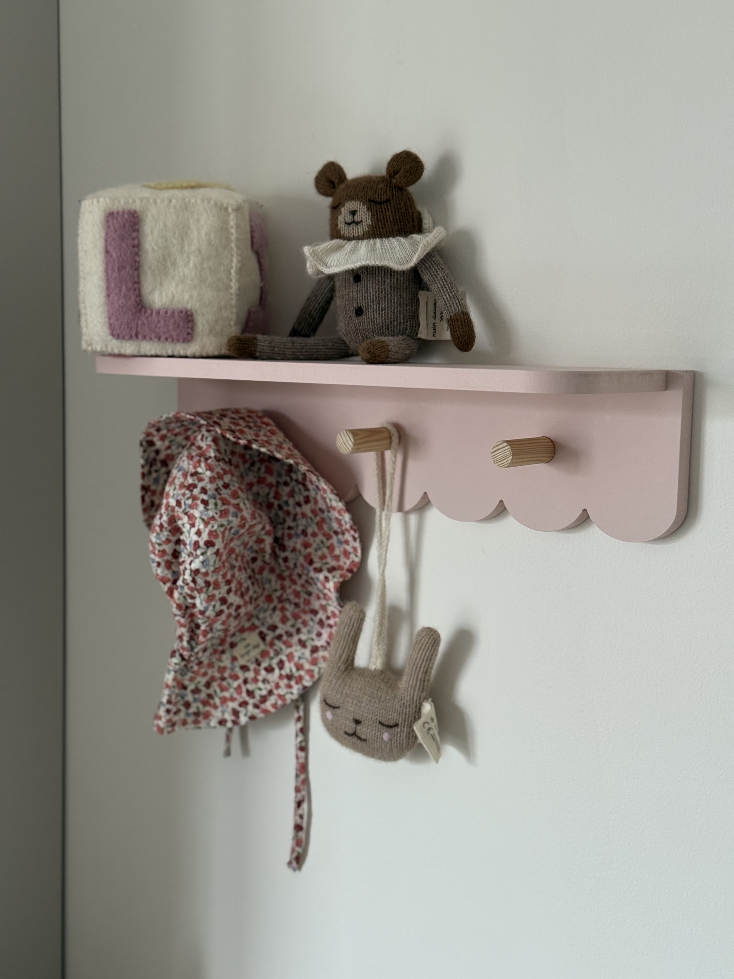 Półka falbanka z wieszakiem - różne kolory