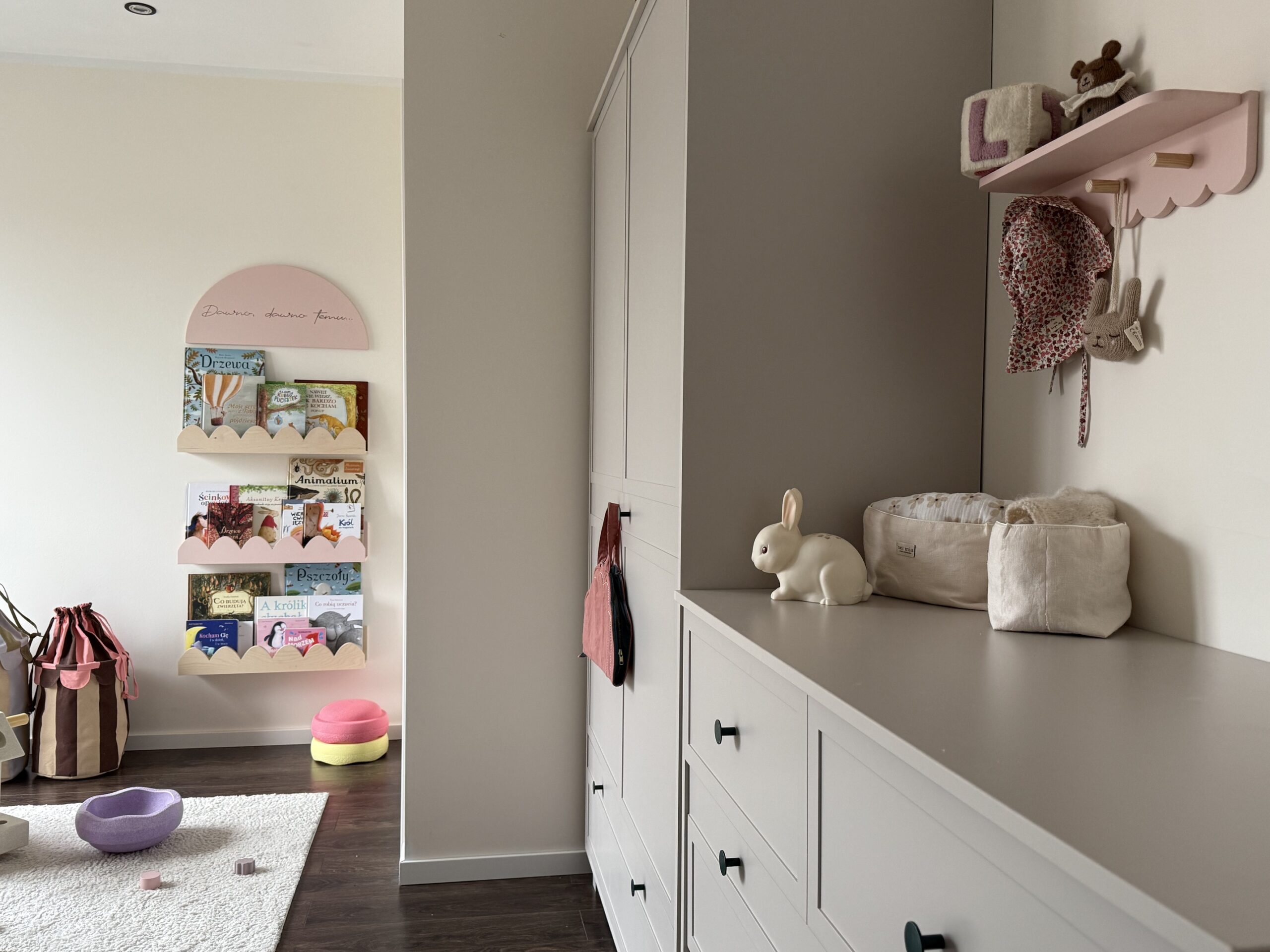 Półka falbanka z wieszakiem - różne kolory - obrazek 2